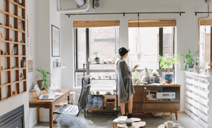 センスのいい家具がある部屋でくつろぐ様子